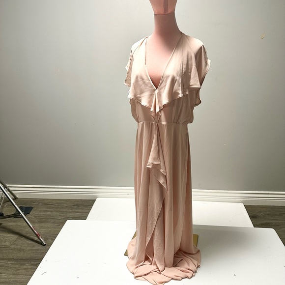 NWT BCBGMAXAZRIA EVETTE RUFFLED CHIFFON V-NECK GOWN WITH FRONT SLIT - 14 - Picture 5 of 13